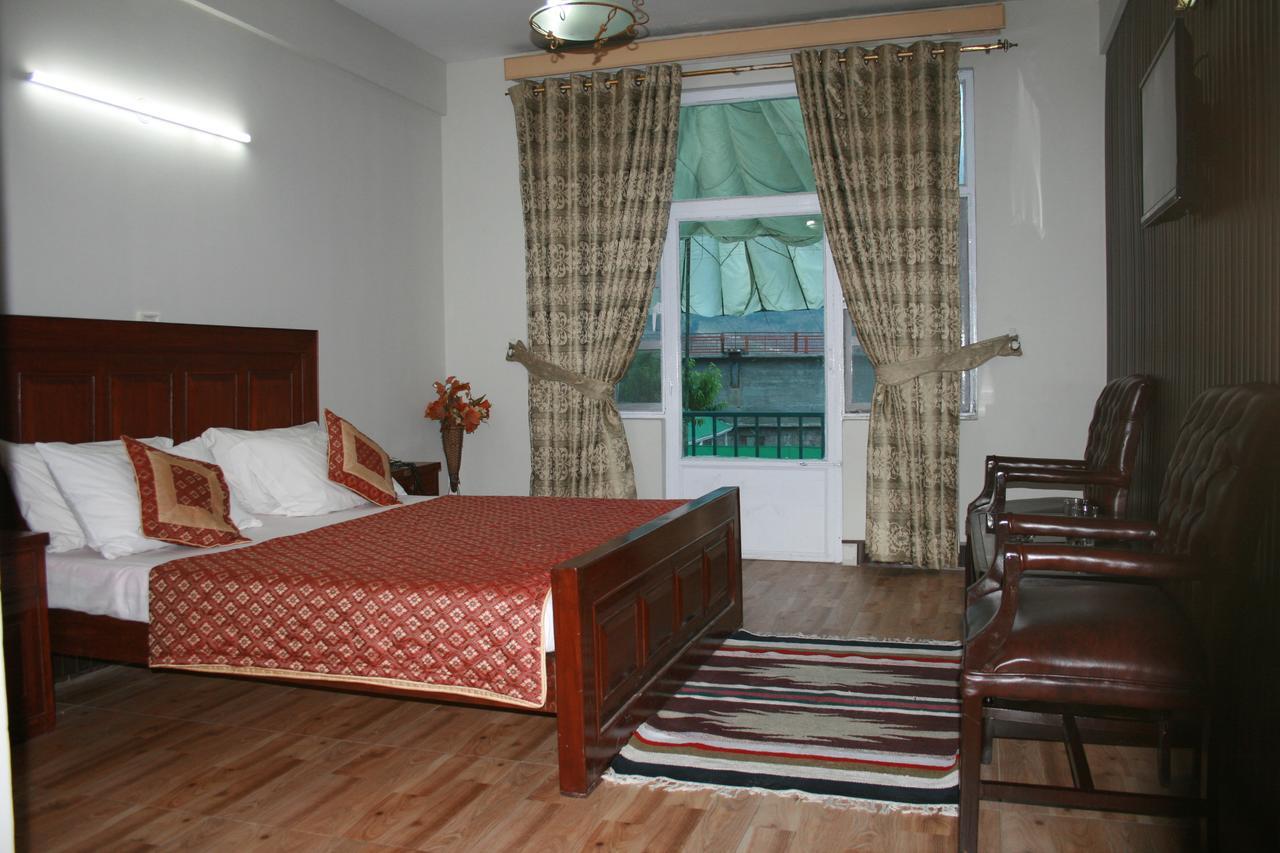 Pine Top Hotels 纳兰恩 外观 照片