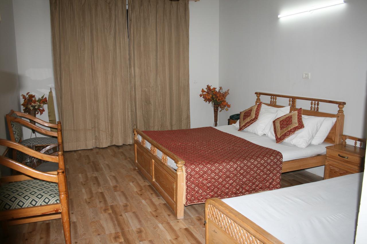 Pine Top Hotels 纳兰恩 外观 照片