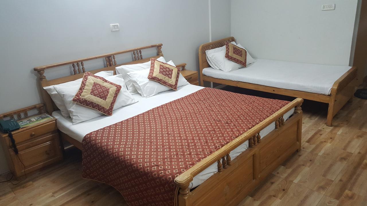 Pine Top Hotels 纳兰恩 外观 照片