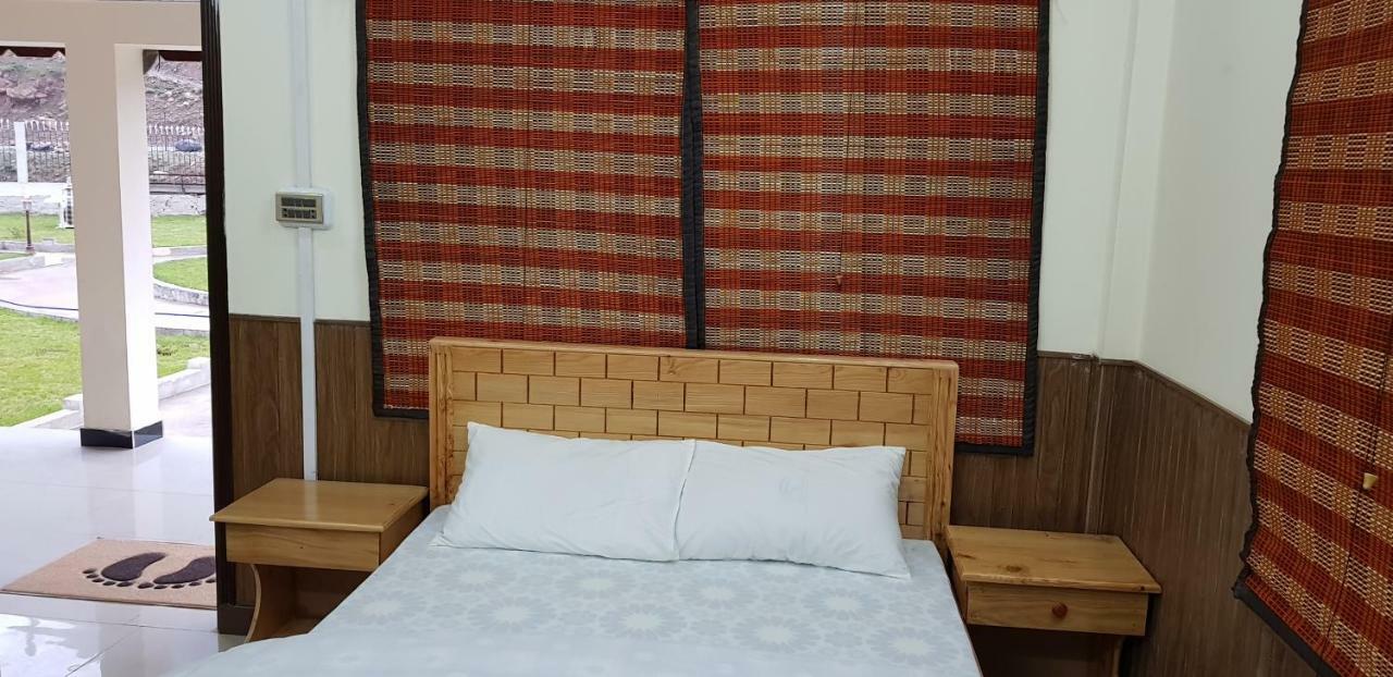 Pine Top Hotels 纳兰恩 外观 照片